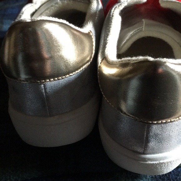 Time and Tru Women’s Sneaker Shoes Memory foam Size 10 Gently used - Picture 2 of 6